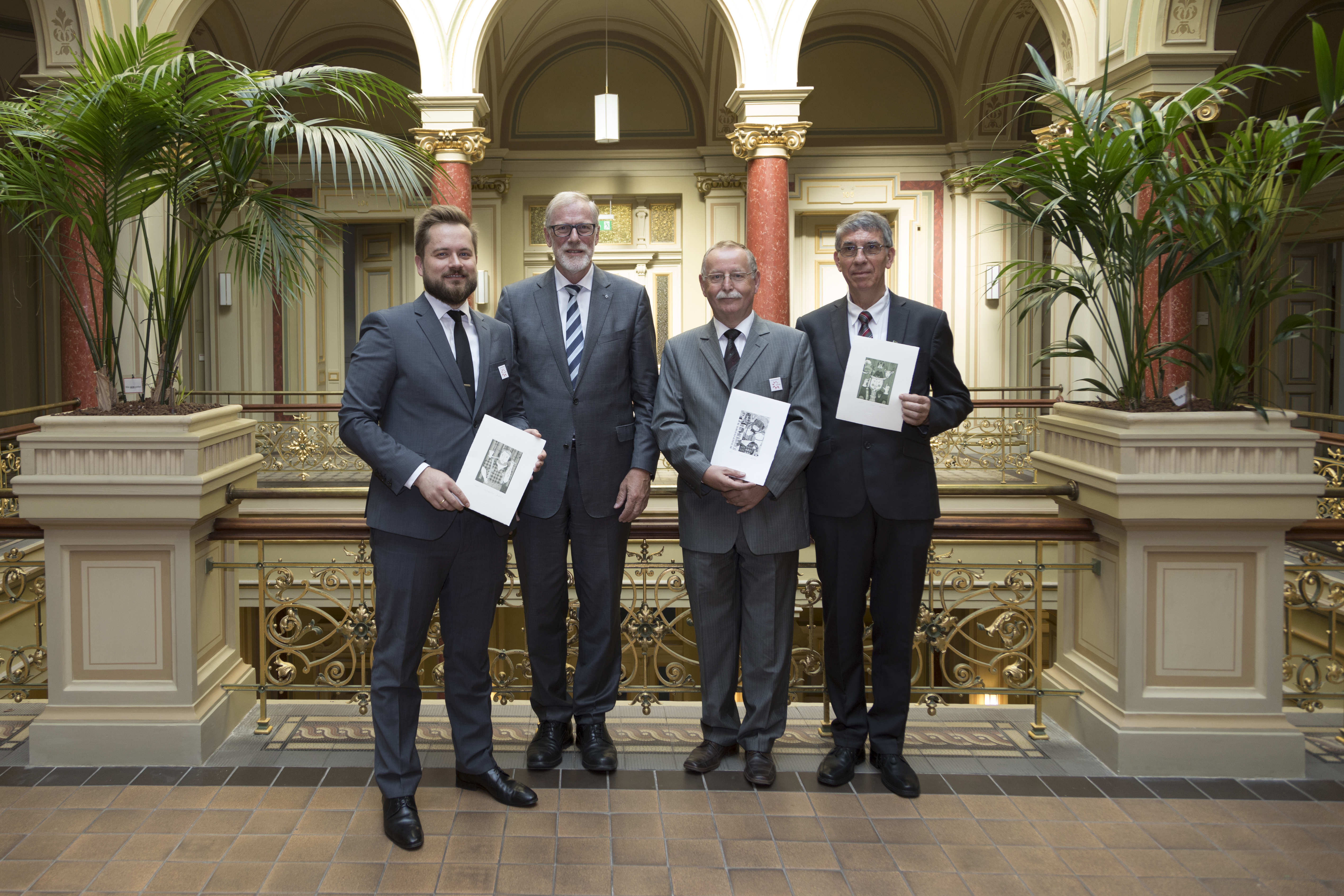 Drei der fünf von 2016-2018 amtierenden Engagementbotschafter Kultur des Landes Sachsen-Anhalt zusammen mit Staats- und Kulturminister Rainer Robra (2.v.l.) (Foto: M.Behne, lautwieleise.de)